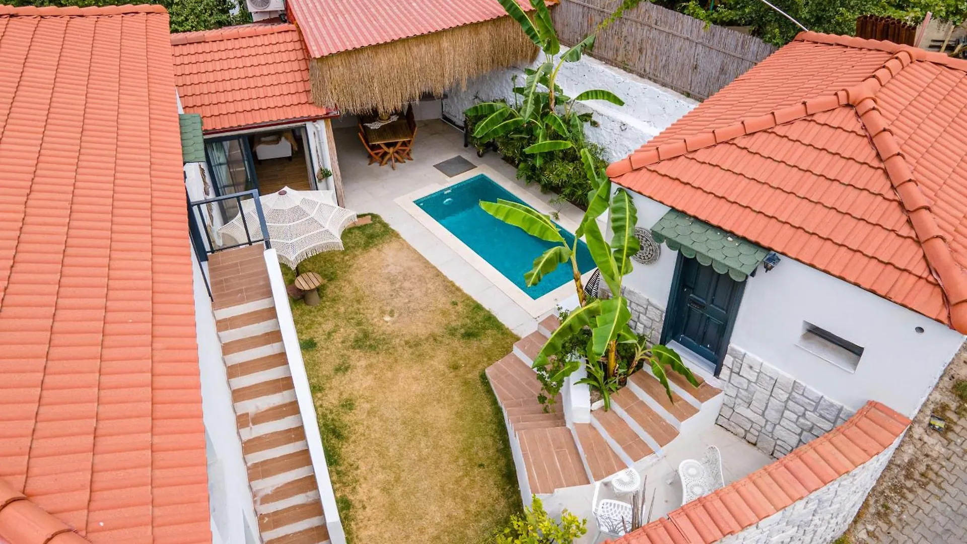 Koey Icinde Zevkle Doesenmis Oezel Havuzlu Lueks Tas Villa location